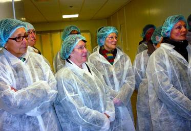 Les agricultrices dans les couloirs de visite des ateliers Bigard.
