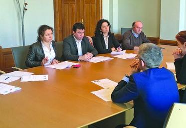 Les représentants FDSEA, FRSEA et JA face à la conseillère agricole du premier ministre, avec les responsables de la DDTM.