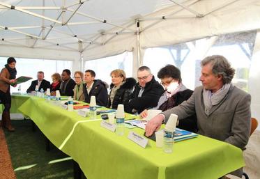 Les douze partenaires lors de la signature officielle du plan bio.