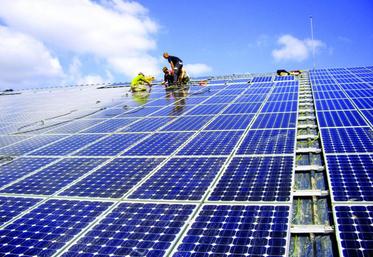 Une installation photovoltaïque d’une puissance de 100 kWc, soit 650 m² de panneaux solaires, peut produire environ 
95 000 kWh par an dans les conditions d’ensoleillement de notre département .