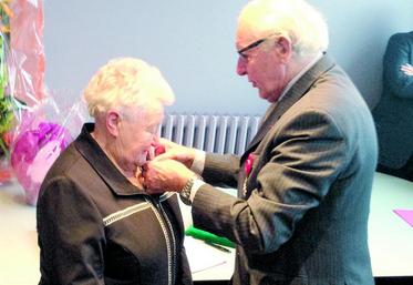 Annie Blondé a reçu des mains de Marcel Deneux, sénateur de la Somme, les insignes de chevalier de la Légion d'honneur.