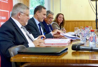 De gauche à droite, Jean-Claude Billot, président de l'association des maires de la Somme, Philippe de Mester, préfet de la Somme, Laurent Somon, président du Département, et Catherine Bénédini, maire d'Ailly-sur-Somme, ont signé une convention de partenariat pour la revitalisation des territoires ruraux.