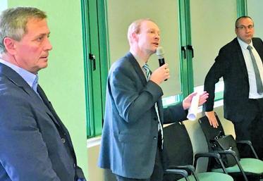 Hervé Demalle, Christian Boddaert et Sébastien Daguenet présentant les chiffres de l’année pour l’agriculture de la Somme, et l’analyse et les conseils de Cerfrance Somme.