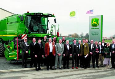 Les représentants du top management John Deere au siège social de Team 3 services à Estrées-Deniécourt.