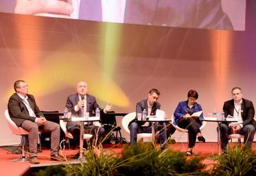 De gauche à droite : Rémi Jousserand (président JA Loire), Didier Guillaume (ministre de l’Agriculture), Samuel Vandaele (président JA), Christiane Lambert (présidente FNSEA) et Arnaud Gaillot (secrétaire général de JA).