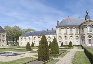 Construite entre 1134 et 1247, l’abbaye comprenait cinq groupes de bâtiments, tous détruits aujourd’hui. Elle a été reconstruite au XVIIIe par l’abbé Lucas de Muin.