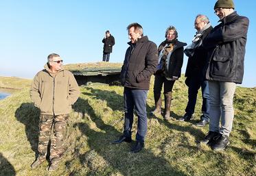 «Nous ne voulons pas d’une vision archaïque de nos traditions», défend Eddie Puyjalon,  à la rencontre de chasseurs de gibier d’eau dans le marais du Hable d’Ault.