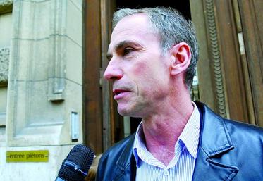 «La hausse de 25 euros les milles  litres de lait est confirmée tout en respectant les contrats, c’est l’aspect important que nous avons souligné», a déclaré Thierry Roquefeuil, le président de la Fédération nationale des producteurs de lait, à la sortie de la table ronde.