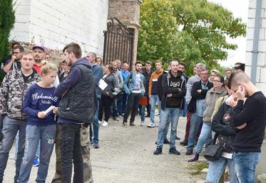 Avant même l’heure de la réunion, les candidats saisonniers se massaient devant l’entrée de l’exploitation de Bernard Nicolaï, au lieu-dit Domaine de Moismont, à Vron.