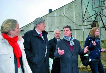 Delphine Batho (à gauche), ministre de l’Écologie, du développement durable et de l’énergie et Stéphane Le Foll, ministre de l’Agriculture, ont lancé leur plan «1 000 méthaniseurs à la ferme en 2020» à Moustoir-Remungol (Morbihan), le 29 mars 2013, sur l’exploitation de Jean Marc Onno (avec l’écharpe), un pionnier de la méthanisation.
