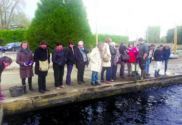 Les agricultrices en visite à la pisciculture Jorgensen à Machiel.