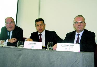 "Ras le bol". Entouré par Philippe Mangin, président de Coop de France (à g.) et de Jean-Philippe Girard, président de l’Association nationale des industries alimentaires (Ania), le président de la Fnsea, Xavier Beulin, a résumé l’état d’esprit actuel des professionnels de l’agroalimentaire.