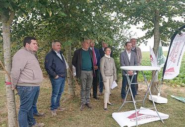Agriculteurs et élus locaux rassemblés pour un message unique : la profession agricole travaille bien ; la société et les politiques doivent l’entendre.
