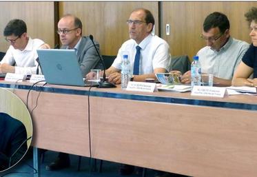 La Chambre d’agriculture des Hauts-de-France (de gauche à droite, Bruno Hass (CA60), Luc Maurer, directeur de la Draaf Hauts-de-France, Olivier Dauger et Michel Leroy, respectivement président et directeur de la chambre régionale, Christian Durlin (CA59-62), et Françoise Crété (CA80)) avait convié Jean-Paul Mulot (en bas), représentant permanent des Hauts-de-France au Royaume-Uni, à évoquer le Brexit. 