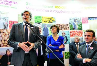 Le Salon de l’agriculture 2015, marqué par l’impératif économique autant qu’écologique - De g. à dte., Stéphane Le Foll, ministre de l’Agriculture ; Carole Delga, secrétaire d’Etat chargée du Commerce ; Emmanuel Macron, ministre de l’Economie.
