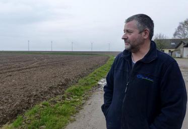 Yann Joly a cessé de traire ses cent-vingt vaches en novembre 2015. Les éoliennes détraqueraient leur système nerveux.