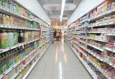 L’Observatoire des négociations commerciales entérine une diminution de 0,4 % du prix d’achat des produits alimentaires vendus sous marque nationale et confirme une nouvelle hausse pour les produits laitiers. 