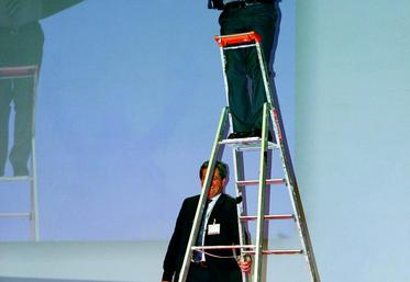 Lors de la présentation du rapport moral, Jérôme Despey, secrétaire général adjoint, s’est livré à «une approche périlleuse» en montant sur un escabeau pour dénoncer le fait que la réglementation interdit aux apprentis de réaliser des travaux en hauteur dans les arbres.