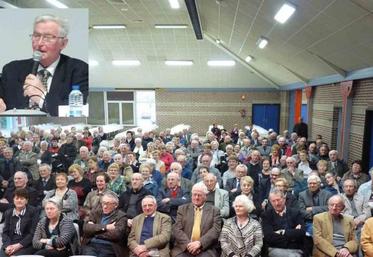 Salle comble à Bernaville pour l'assemblée de la section départementale des retraités de l'agriculture. En médaillon, Francis Théron, président de la section, a souligné les valeurs humaines et sociales portées par les anciens exploitants.