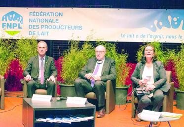 De gauche à droite : Thierry Roquefeuill, président de la FNPL ; Phil Hogan, commissaire européen à l’agriculture ; et Marie-Thérèse Bonneau, vice-présidente de la FNPL, au congrès de la FNPL, le 16 mars dernier.