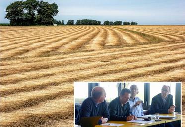 Vincent Delaporte, teilleur, Olivier Guillaume, filateur, Raymond Libeert, tisseur, et Vincent Boche, liniculteur (de g. à d.) sont tous d’accord : garantir l’origine du lin serait un gage de qualité.