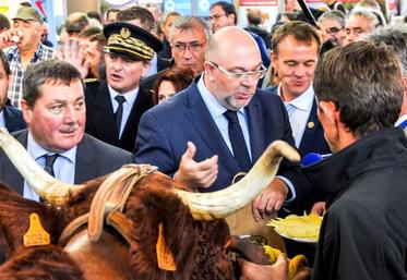 Lors de sa visite, le ministre de l’Agriculture s’est dit impressionné par la qualité des animaux présents sur le salon.