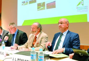 Christophe Buisset, président de la Chambre régionale Nord-Pas-de-Calais et Picardie (au micro) : «Notre idée est de tracer une feuille de route à moyen et long terme pour l’agriculture et l’agro-alimentaire, en réunissant autour de la table tous les acteurs de la filière.»