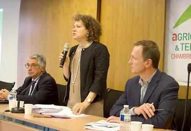 Françoise Crété, lors de la dernière session départementale, entourée du président du conseil départemental de la Somme, Laurent Somon et du directeur adjoint de la Chambre départemental d’agriculture, Olivier Morel.
