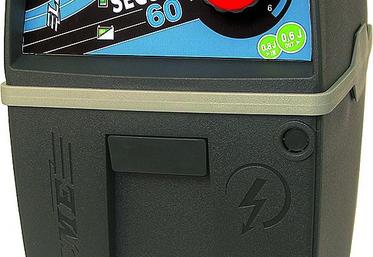 La loi impose un contrôle régulier du voltage de la clôture, ce qui est souvent négligé. En cas d’accident, l’éleveur doit être capable de justifier le bon fonctionnement de son installation. Des testeurs très simples ou des systèmes à affichage digital le permettent.