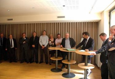 Les représentants des dix organisations signataires du pacte de responsabilité pour l'emploi en agriculture.