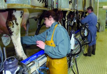 S'il tombe malade, l'exploitant peut désormais bénéficier d'une indemnité journalière de 20,91 euros pendant les 28 premiers jours et de 27,88 à partir du 29e jour, après une période de carence de sept jours.