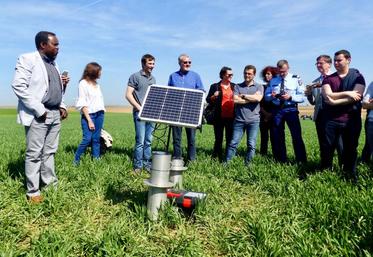 Jeudi 19 avril, Bruno Macron (3e à g.) accueillait les acteurs du projet et du monde agricole à l’inauguration de la station connectée : «Agrotecsol me permettra de gérer l’apport d’azote dans les parcelles de manière encore plus raisonnée».