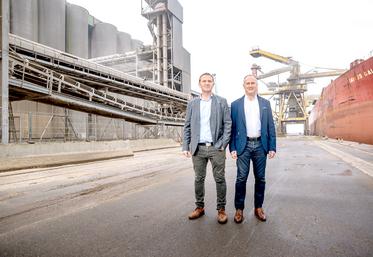 Laurent Bué (à g.), président de Nord Céréales, et Joël Ratel (à dr.), directeur général, annoncent une belle campagne 2020-2021 avec 2,2 Mt de céréales exportées. Trois quarts sont partis vers la Chine. 