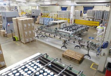 Quatre-vingts à cent vingt boîtes sont fabriquées chaque minute.