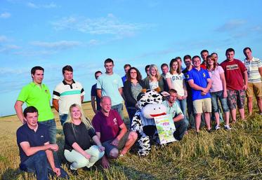 C’est dans une de ces parcelles que les JA accueilleront le public de Plaine en fête. Pour l’heure, les terres sont nues, mais ces jeunes-là vont diablement se retourner les manches. Dans quinze jours, entre les installations, les chapiteaux, les stands et la foule, il faudra jouer des coudes.