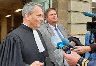 Willy Schraen et son avocat, Maître Denis Delcourt-Poudenx à leur sortie de l'audience du tribunal correctionnel de Saint-Omer, le 24 septembre.