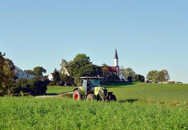 Parmi les «graves distorsions» que citent les élus : l’imposition sur les revenus fonciers, la désertification des services en milieu rural, le statut du fermage…