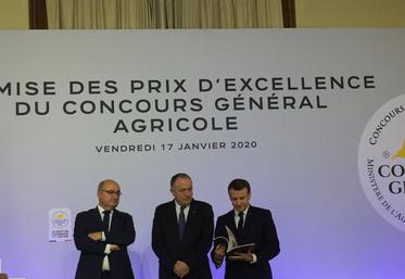 Emmanuel Macron participait le 17 janvier dernier à la remise des prix d'excellence du concours général agricole en présence du ministre de l'Agriculture, Didier Guillaume et du président du SIA, Jean-Luc Poulain.