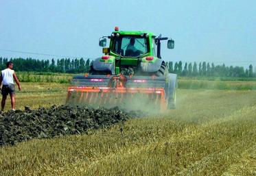 Alternative au labour, les rotobêches génèrent des mottes de plus petites dimensions. Plus la vitesse d’avancement est faible, plus les couches de terre bêchées et les mottes qui en découlent sont fines.