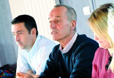 De gauche à droite : Bruno Leclercq, animateur à l’AONP, Marc Dubiquet, président de l’AONP, et  Angélique Hachin, animatrice à la section bovine de l’AONP.
