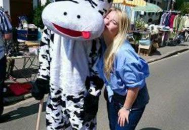 Aux côtés des jeunes agriculteurs, une drôle de vache partait à la rencontre des passants : la mascotte de Plaine en fête !