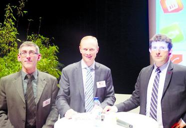 Les conseillers de CER France Somme ont constaté une dégradation du fonds de roulement des exploitations. 
Il faudra revenir à une gestion plus rigoureuse de son budget. De gauche à droite : Xavier Descamps, Christian Boddaert et Laurent Cottar