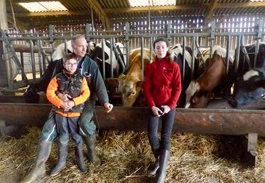 Jean-Louis Bouthors a sauvé son exploitation par la remise en cause du poste d’alimentation, avec l’affouragement  en vert. Un défi qu’il a su relever avec le soutien de sa famille (ici ses enfants, Louis et Laura).
