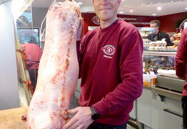 Sébastien Pocholle travaille les carcasses entières. Cet agneau des prés salés sera découpé : gigot, côtes… Les parties moins nobles seront transformées  en terrine aux salicornes, tajine ou couscous. 