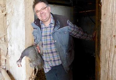 Bertrand Roucou prélève ses  volailles chaque semaine, et a donc un œil attentif sur  la qualité  de chacune. 