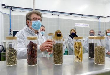 Philippe De Braeckelaer, directeur d’Extractis, et Christophe Buisset, son président, présentaient leur activité aux élus locaux, le 12 janvier, jour de remise officielle de l’aide France relance. 