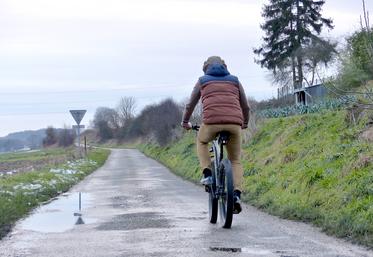 En Hauts-de France, en 2017, 646 400 actifs résident à moins de 5 km de leur lieu de travail. Près d’un quart d’entre eux s’y rendent en marche, vélo ou trottinette. 