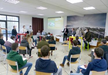 Les BTS Acse de la MFR de Flixecourt savent qu’ils auront toujours à remettre en cause le système de leur future exploitation. Pour avoir des exemples concrets,  ils invitaient des professionnels pionniers dans leur filière à témoigner. 