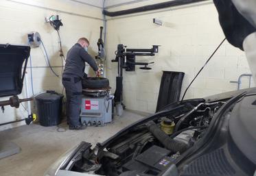 Parmi les activités du garage solidaire : la remise en état par les salariés en insertion de véhicules donnés, qui seront ensuite revendus à bas prix à des personnes en difficulté financière. 