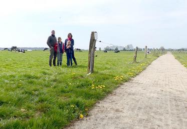 Le premier travail pour aller vers l’autonomie alimentaire a été la création d’un chemin d’accès  aux pâtures et le découpage en parcs pour le pâturage tournant dynamique. 